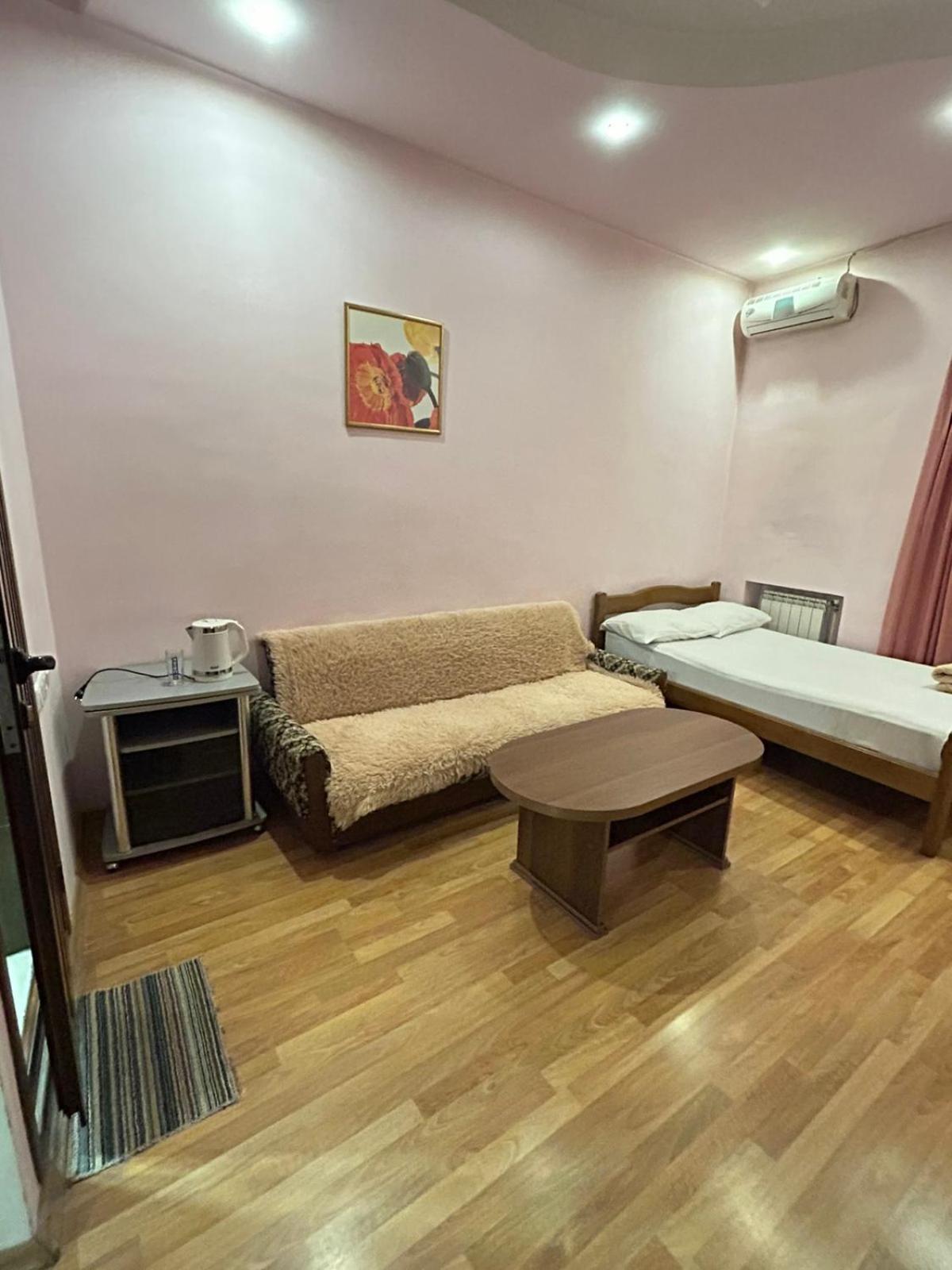 Manand Hotel Erevan Esterno foto